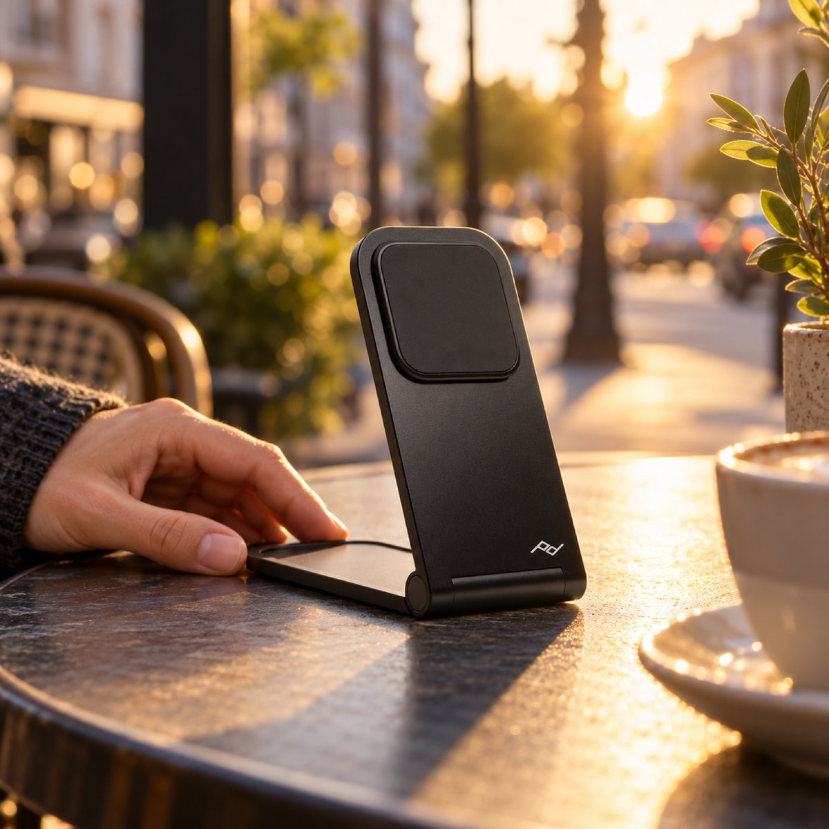 Peak Design Wireless Charging Stand V2 – Schwarz – Illustrationsfoto (KI)