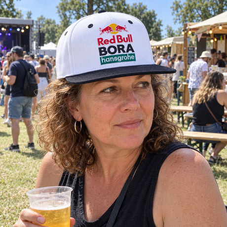 Red Bull Bora Hansgrohe Fan-Cap mit flachem Schirm – Illustrationsfoto 2 (KI)