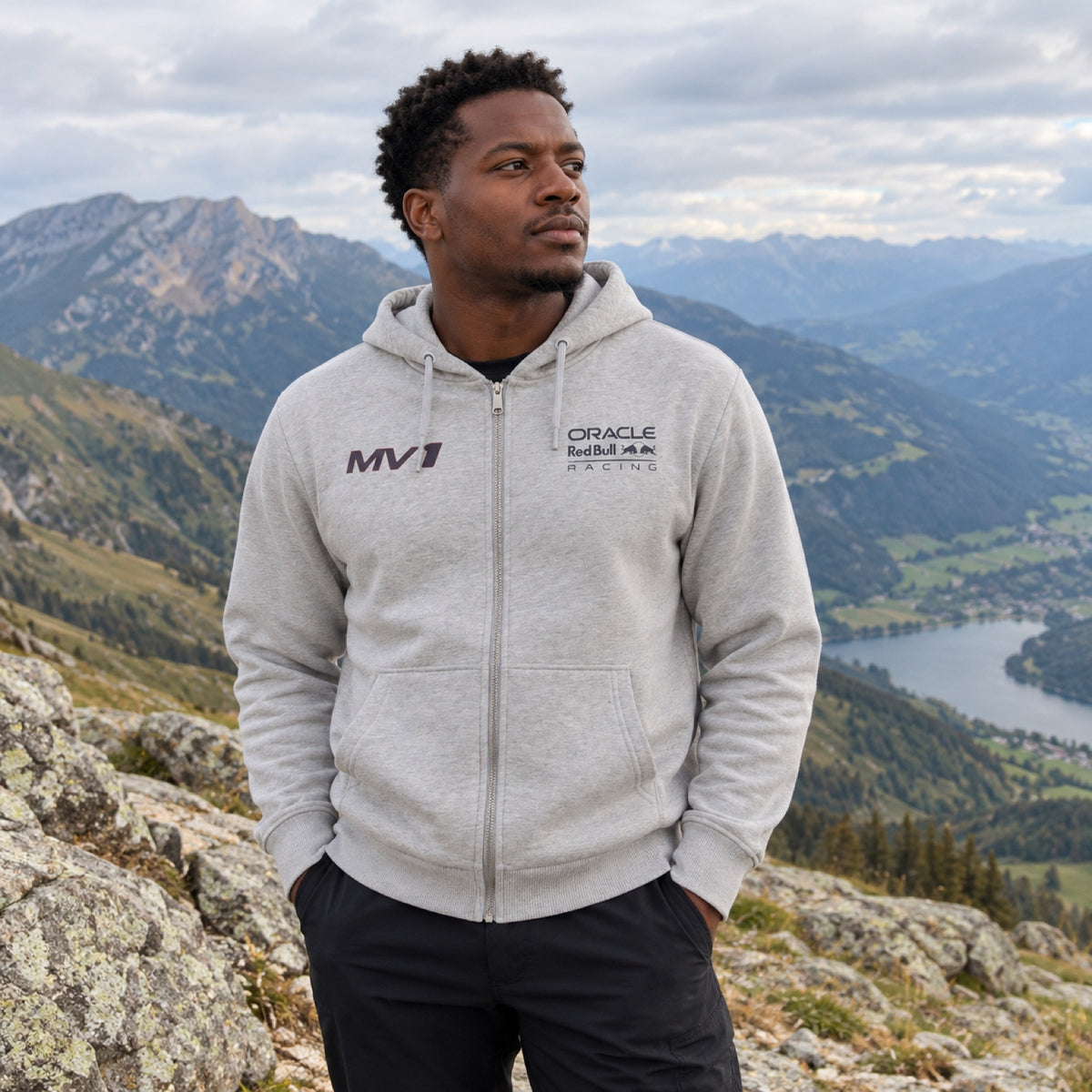 Max Verstappen – Red Bull Racing F1 HELMET Zip Hoodie – Grey – ilustrační foto (AI)