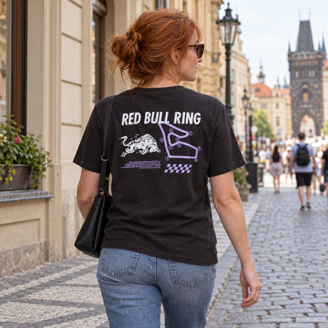 Red Bull Ring CIRCUIT Fan T-Shirt – Black with RRI Motif – ilustrační foto 2 (AI)