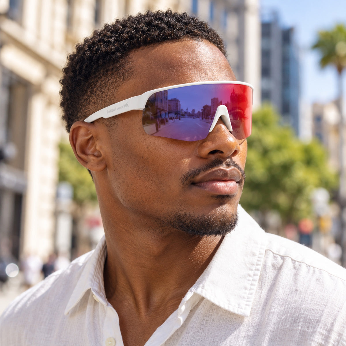 Red Bull Spect DAKOTA Sonnenbrille – Weiß mit blau-rotem Glas – Illustrationsfoto (KI)