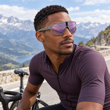 Red Bull Spect DASH Sonnenbrille – Grau mit violettem Glas – Illustrationsfoto (KI)
