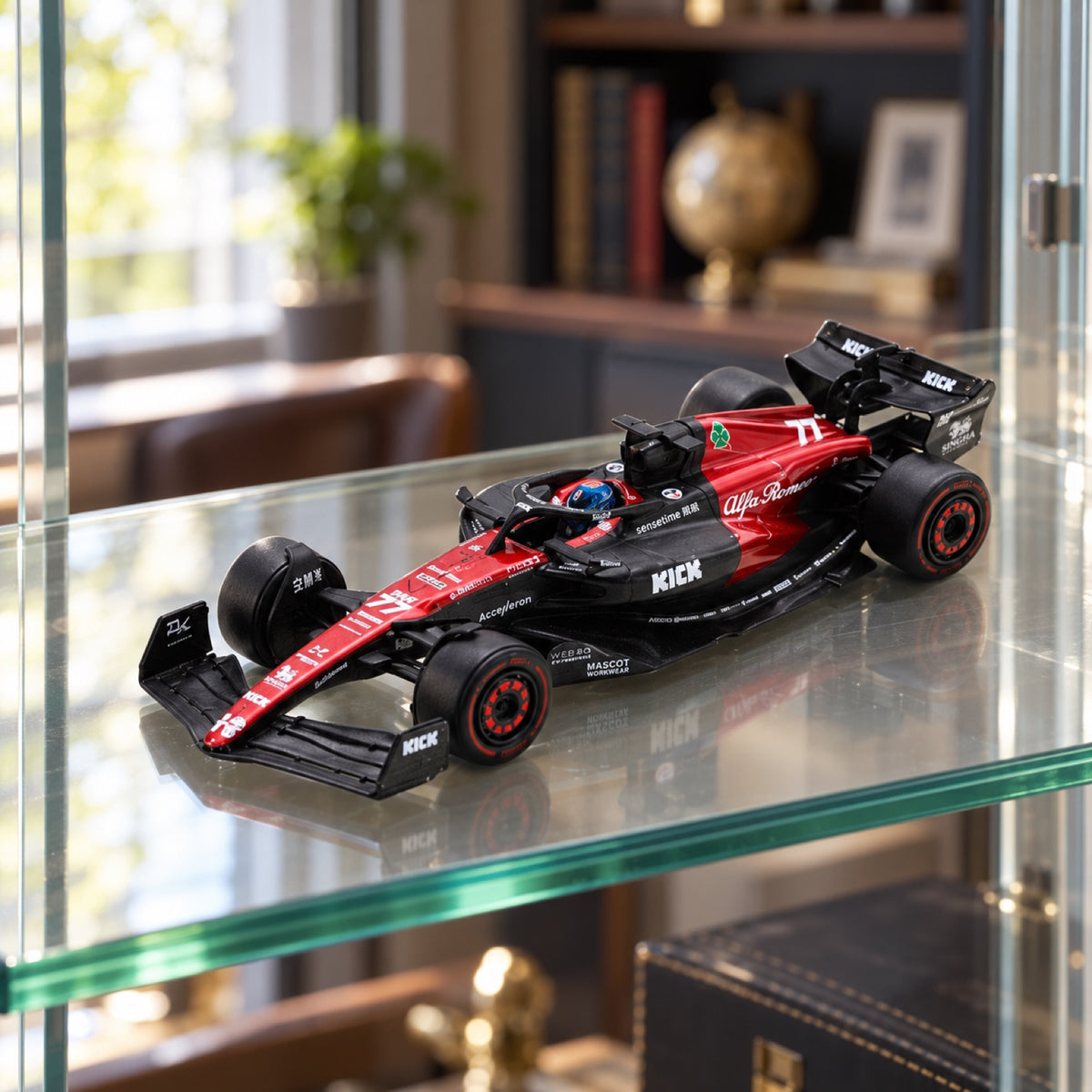 Spark Alfa Romeo F1 Team C43 Valtteri Bottas Modell 1:64 – 2023 – Illustrationsfoto (KI)