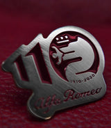 Alfa Romeo 110 Jahre Jubiläum Metallabzeichen rot