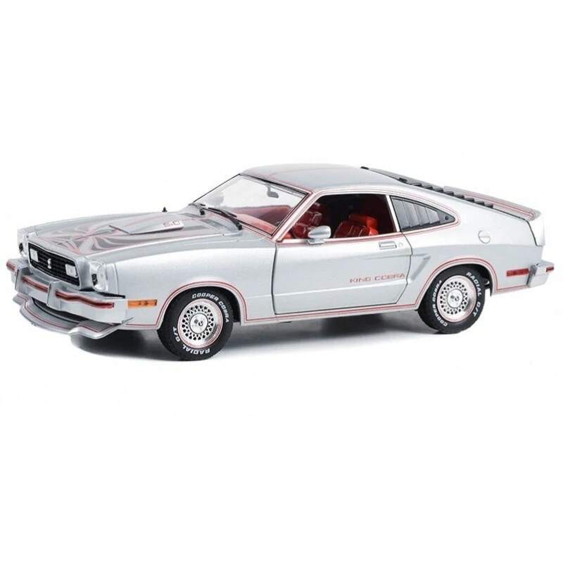 Modell Ford Mustang II King Cobra in Silbermetallic mit roten und schwarzen Streifen im Maßstab 1:18, Greenlight