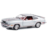 Modell Ford Mustang II King Cobra in Silbermetallic mit roten und schwarzen Streifen im Maßstab 1:18, Greenlight