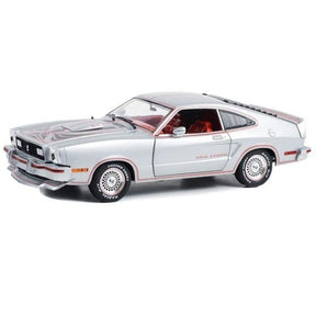 Modell Ford Mustang II King Cobra in Silbermetallic mit roten und schwarzen Streifen im Maßstab 1:18, Greenlight
