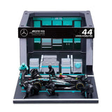 Modell Bburago Mercedes F1 1:43 Lewis Hamilton mit Boxenmodell