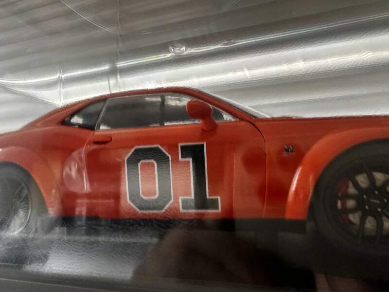 Transparente Kunststoff-Vitrine mit Sockel für Automodelle im Maßstab 1:18