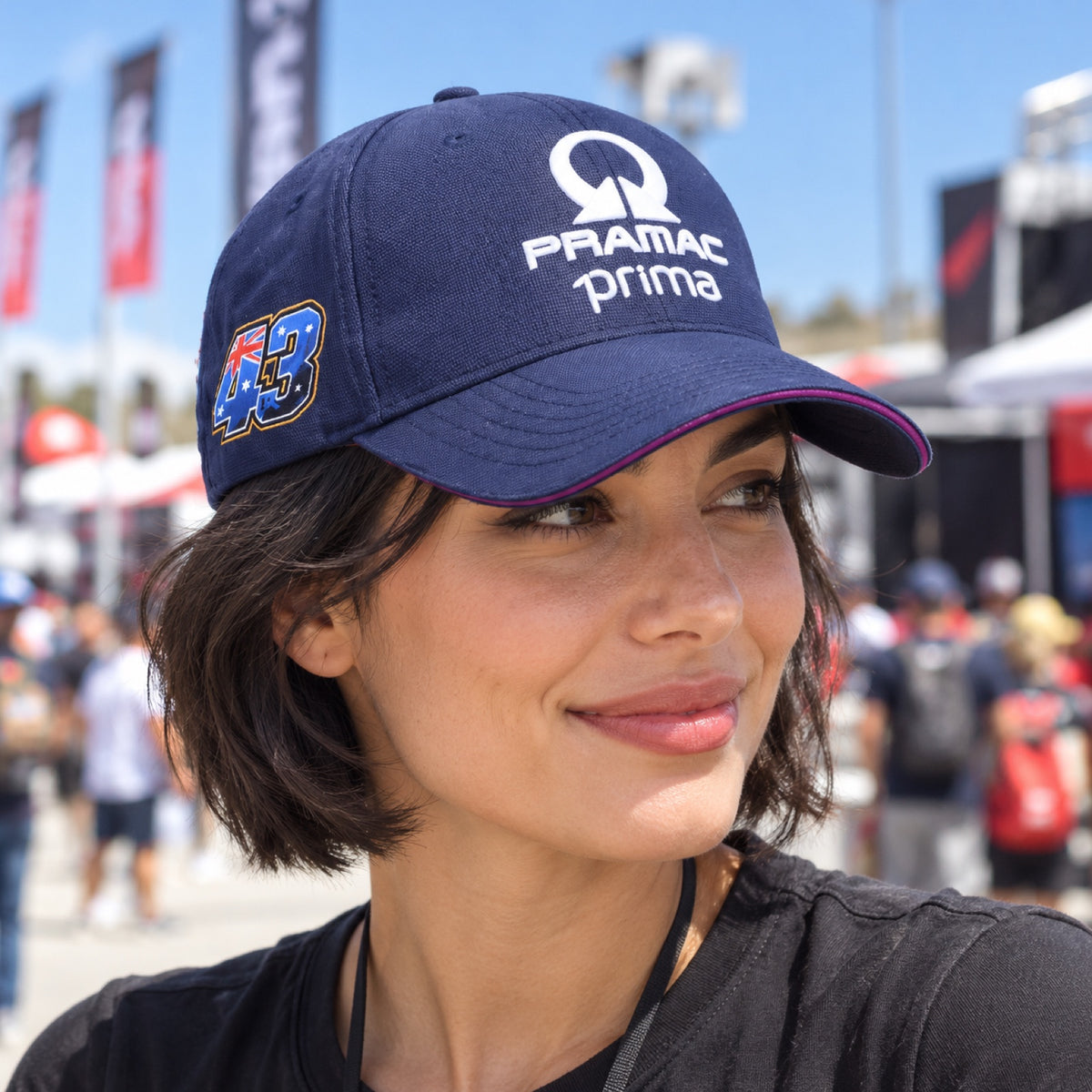 Yamaha Pramac Team-Cap mit Sponsorenlogos – Illustrationsfoto (KI)